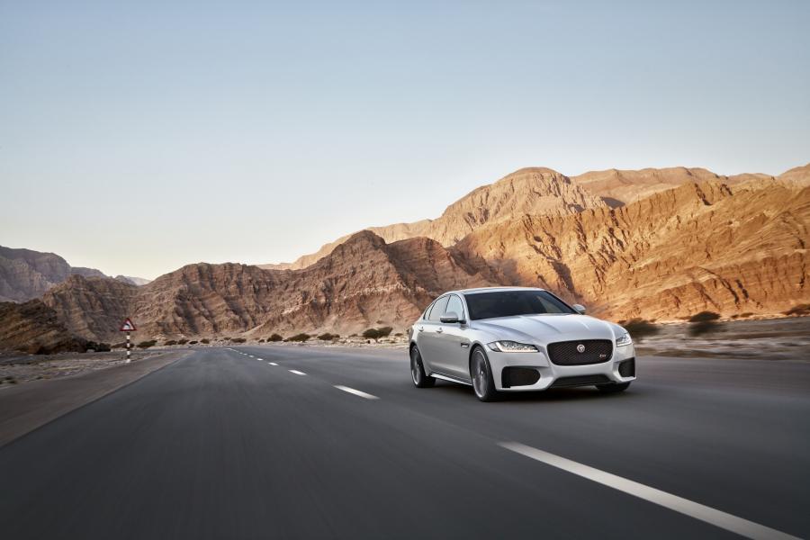  Jaguar XF S AWD 2015 года  (фото 11 из 43)